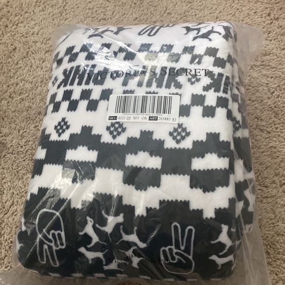 Victoria Secret Sherpa Blanket - Picture 4 of 4